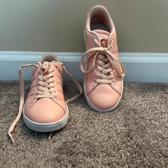 adidas Shoes - Like new adidas sneaker